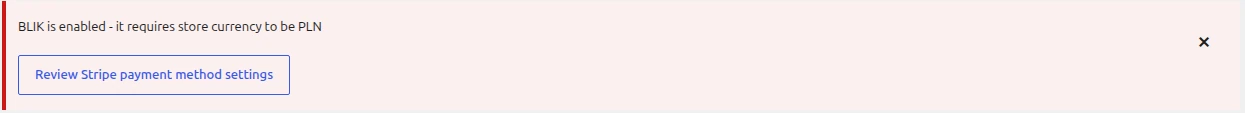 Czerwony komunikat w kokpicie WordPressa: „BLIK is enabled - it requires store currency to be PLN” z przyciskiem „Review Stripe payment method settings”.