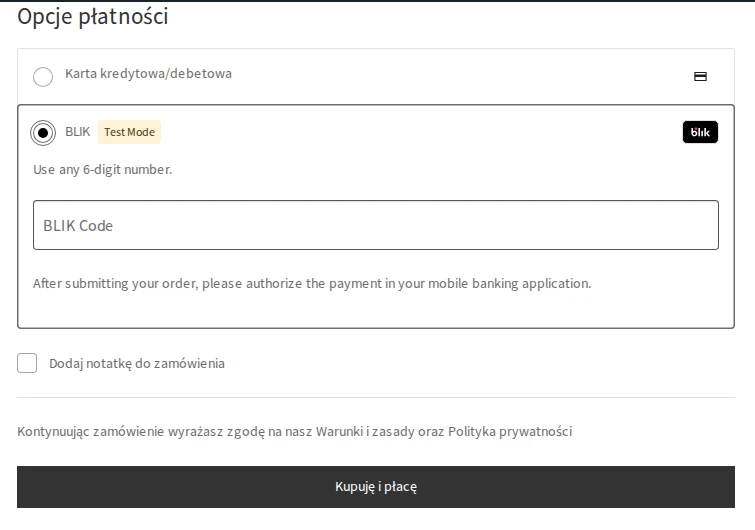 Kasa WooCommerce w trybie testowym: wybrana metoda „BLIK” z etykietą „Test Mode”, napis „Use any 6-digit number.”, pole „BLIK Code” i tekst „After submitting your order, please authorize the payment in your mobile banking application.”, pod spodem przycisk „Kupuję i płacę”.