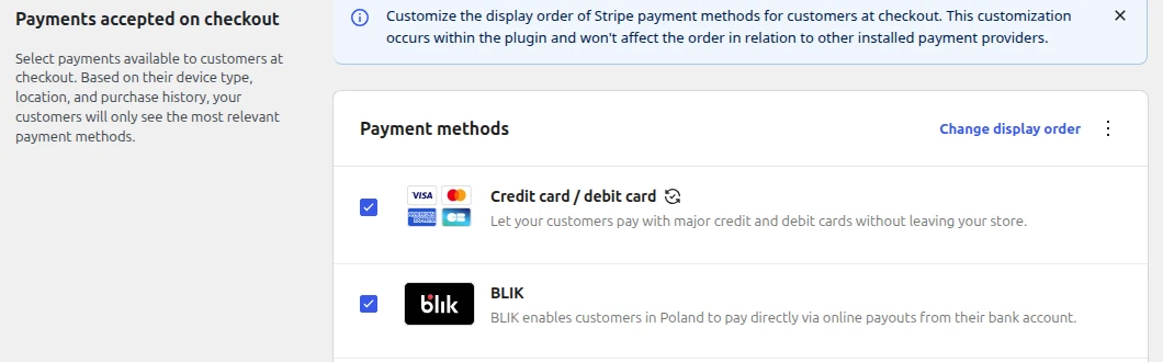Ustawienia wtyczki WooCommerce Stripe Gateway, sekcja „Payments accepted on checkout”: na liście metod płatności zaznaczone są „Credit card / debit card” i „BLIK”.