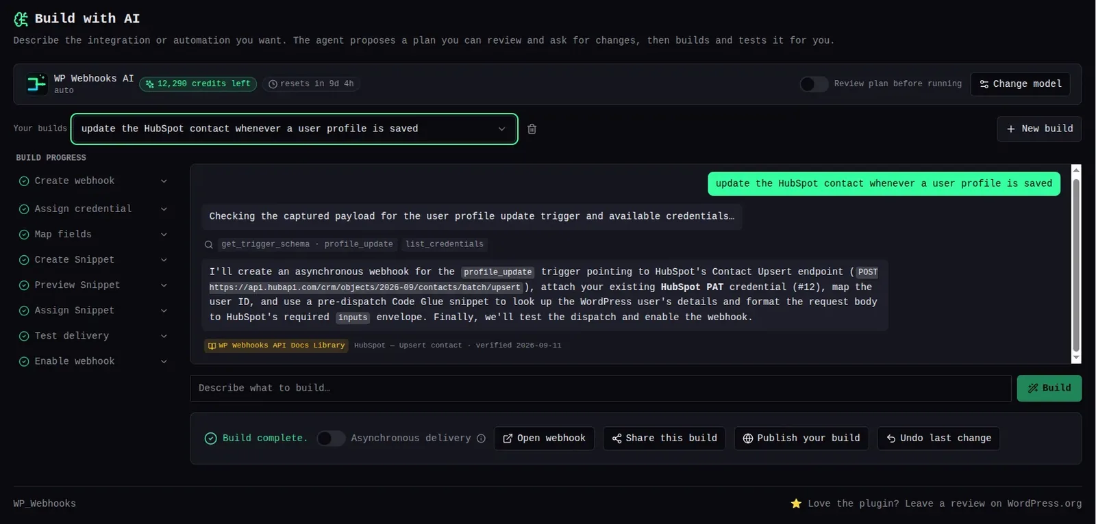Ekran Build with AI w panelu WordPressa: po lewej lista wykonanych kroków budowy (webhook, poświadczenie, mapowanie pól, kod, test, włączenie), po prawej rozmowa z agentem, który buduje integrację z HubSpotem i zaznacza, że korzystał z WP Webhooks API Docs Library